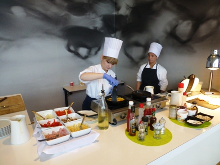 Der laves omelet på Thon Hotellet i Kirkenes