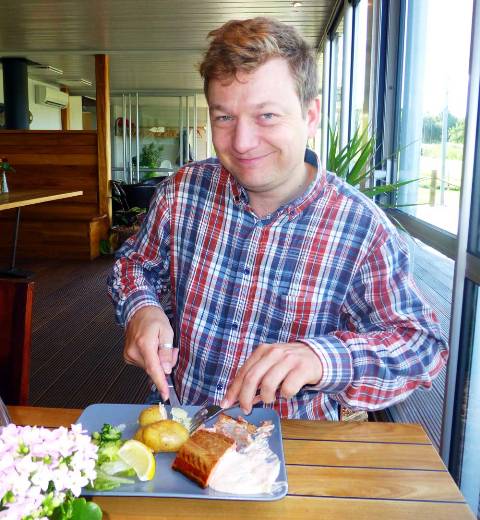 Nikolaj Witte nyder en lækker fisk i Sverige