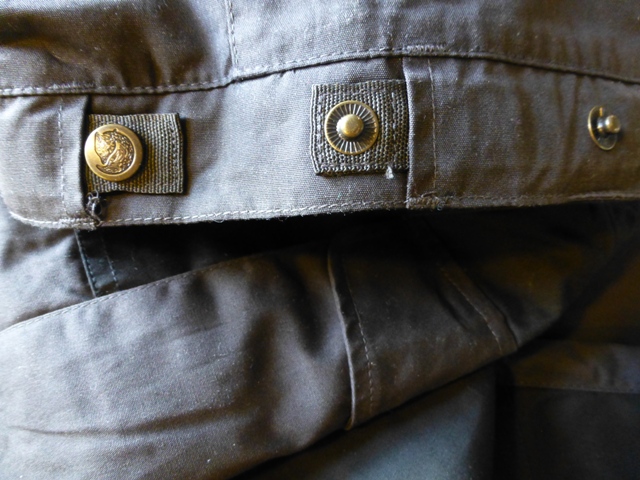 Bånd med knapper i buksebenet