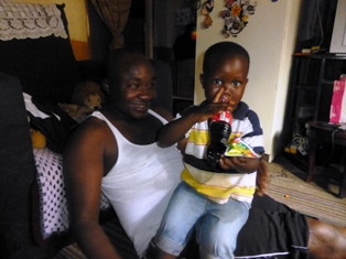 En far fortæller om at have børn i Kampalas slum